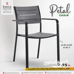  2 كرسي خارجي بهيكل معدني أسود مع مقعد وظهر باللون رمادي