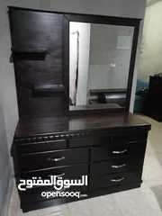  9 تسريحة مع مرآة حجم كبير تفصيل خشب لاتية18 مقشط زان قشرة بلوط بحالة ممتازة جدا / يوجد فيها أدراج مخفي