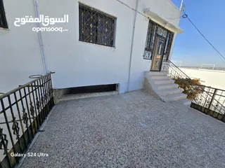  2 منزل مستقل 150 متر مع برنده وساحه ومدخل خاص وسطح كامل على ظهر منزل