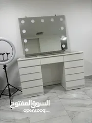  2 تسريحة للمكياج مع خزانة للتلفزيون