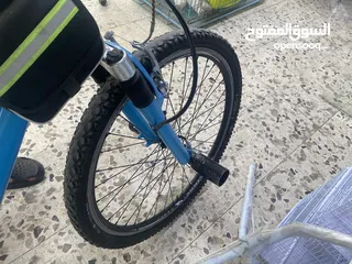  5 بسكليت وارد أمريكي صنع في الصين كوشوك شبه جديد دهان جديد يد غيار وحده مكسوره بس شغاله السعر 200قابل