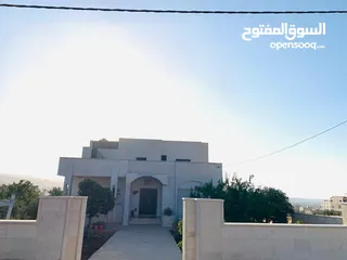  11 منزل للبيع
