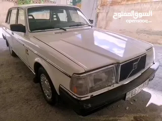  19 فولفو 240 أبيض لؤلؤي، أوتوماتيك، 1984 مع الرقم، نظام أمريكي.