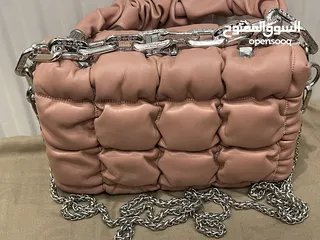  8 شنطة صغيرة زهرية أنيقة وأنيقة للبيع - مناسبة للمشاوير والطلعات  اليومية بحالة ممتازة ونظيفة جداً جيد