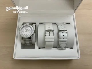  1 ساعة سويسرية جديدة بالكرتونة