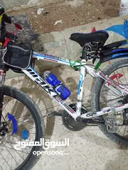  2 بسكليت جنط 26 ما فيه ولا غلطة البسكليت بحالة الوكالة استخدام6  البسكليت عليه علبة مي والي بتمسك عل
