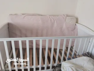  1 تخت بيبي جديد غير مستعمل مع الفرشه وخزانة للبيع للجادين فقط أرجو الإتصال