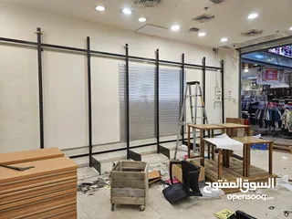  1 رفوف خشب استعمال شهر بحالة جيدة مع الاعمدة