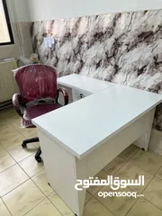  22 جهّز زاوية عملك براحة وأناقة! مكتب عملي أنيق كرسي دوّار مريح يدعم ظهرك لساعات العمل الطويلة،