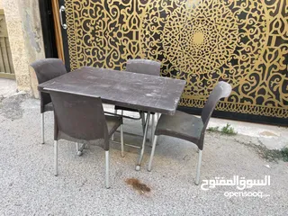  3 اربع طاولات بنية بلاستيك 2 بحالة ممتازة و2 يوجد كسر بسيط 11 كرس بني 4 كرسي سكني مع 4 طرابيزات  بحالة