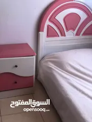  1 تخت مع كومدينة وتواليت بدي ابيعهم التواصل واتس