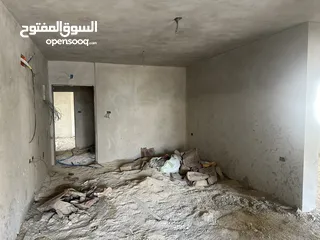  6 تملك شقة 93 متر تبعد 500 متر فقط عن مركز رام الله في منطقة عين مصباح