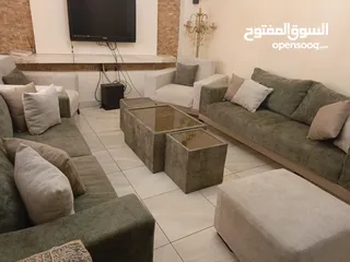  1 كنب تفصيل 8 مقاعد مريح جداً ولونه رائع وبحالة الوكالة