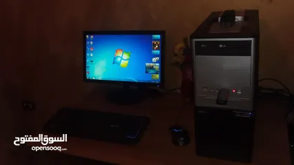  4 جهاز كمبيوتر كامل شبه جديد مع شاشة سامسونج للبيع