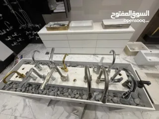  8 ادوات صحية مشكلة جديدة في معرض للبيع مراحض مغاسل حنفيات مجالي وسرميك مشكل للبيع كميه داخل المعرض