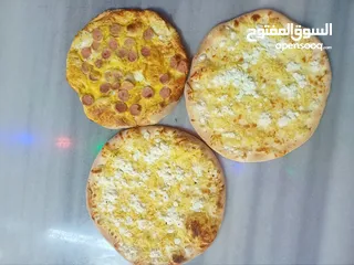  1 محل بيتزا ومعجنات وسناك للبيع بسعر مغري