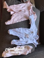  4 ملابس اطفال من عمر حديث ولادة ل عمر سنة .. بحالة الجديد وجميع الملابس براند.. سعر القطعة 50 قرش