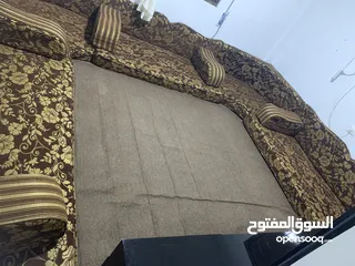  3 فراش عربي مع طاولة تلفزيون للبيع وقابل للتفاوض