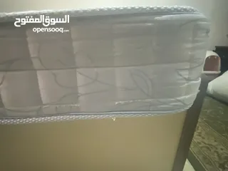  2 تخت مجوز بحالة الوكالة تفصيل للبيع مع الفرشة