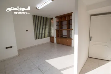  9 عيادة مميزة للبيع أو الإيجار في شارع الخالدي مساحة 88م