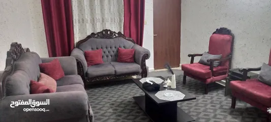  3 طقم كنب خشب زان للبيع وقابل للتفاوض  وبدون اي خدوش تم تنجيده منذ فترة بسيطة