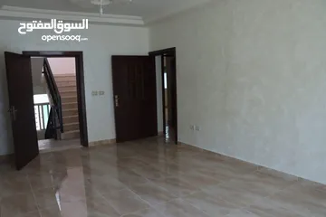  26 فيلا/بيت للبيع من ثلاث طوابق مساحة البناء 700متر مربع مساحة الارض600م2