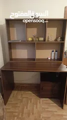  1 مكتب خشب للبيع بسعر مغري