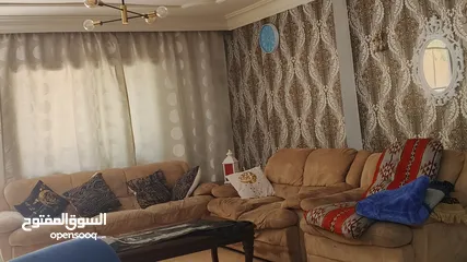  1 كنب بحاجه تنجيد للبيع