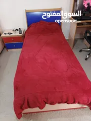  2 اثاث غرفة نوم تخت و كمودينا و وحدة ادراج و مكتب