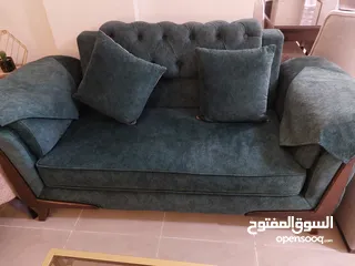  7 طقم كنب مستعمل بحاله جيده جدا للبيع  مع طقم طاولات ثلاث قطع