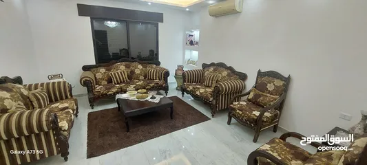  2 طقم كنب بحالة ممتازة مكون من 9 مقاعد للبيع ب 200 د