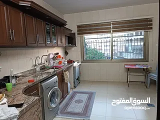  2 شقه واسعه  مميزه مطله على شارع رفيديا الرئيسي قريبه من. جميع الخدمات
