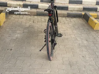  3 دراجة هوائية سوداء