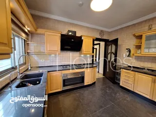  7 شقة ارضية للبيع في عبدون بمساحة بناء 240م