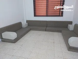  1 فرش عربي تفصيل للبيع بداعي السفر  قابل للتفاوض بشي  بسيط