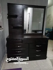  8 تسريحة مع مرآة حجم كبير تفصيل خشب لاتية18 مقشط زان قشرة بلوط بحالة ممتازة جدا / يوجد فيها أدراج مخفي