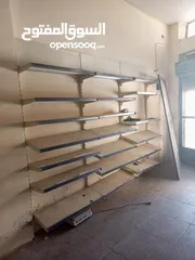  2 رفوف وثلاجة كولا. بضاعة سوبر ماركت