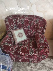  4 كنب 8مقاعد مع اربع برادي وطاولة خشب وسط