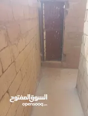  14 منزل في أم درمان الحاره 67 الأم مساحته 130 متر يفتح في ميدان فيهو سور خارجي متصل بالبيت 3 غرف وصالون