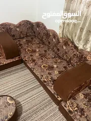  2 جلسه ارضيه اربع فرشات مع مساند ومراكي وطاوله وسط