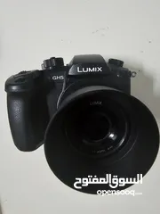  1 كاميرا احترافية بانسونيك Lumix GH5  مع عدسة صغيرة واستاند واضاءة