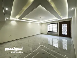  14 شقة شبه ارضي مساحة 200م وحديقة 250م مميزة للبيع بخلدا بسعر مميز تشطيبات مميزة (مشروع 111)