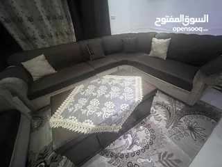  8 طقم كنب للبيع لون بني وبيج استعمال بسيط مع الطاولات والبرداي