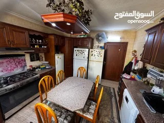  1 مطبخ خشب بلوط صولد بحاله جديده مساحة المطبخ 4×5 لون بني