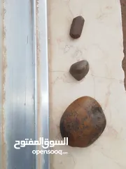  2 الحجر الأسود حاظن لحبات الألماس الصغير والمميزة بألوان الاحمر الازرق الاحمر ولكن الحجر الأسود روعه