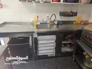 9 عدة مطعم برغر وبيتزا كاملا للبيع بسبب الاغلاق