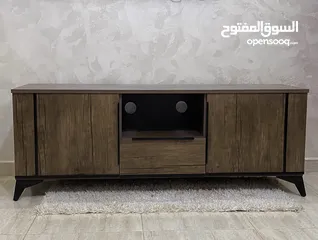 1 طاولة تلفزيون جديدة بتصميم عصري تفصيل عند نجار للبيع