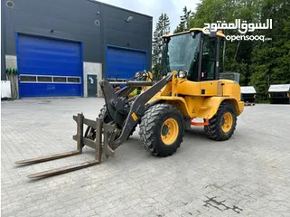  1 لودر ، مُجهز رافعة شوكية  قياس volvo 120 c  للعمل في المصانع و المستودعات التجارية  ، تأجير شهري
