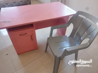  1 مكتب مع 2 كرسي مع طاولة.