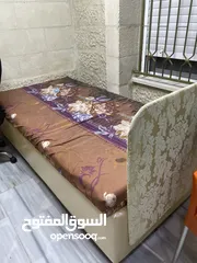  1 تخت خشب   جلد لون ذهبي.   بحاله ممتازه مستعمل اكمن مره فقط      للبيع مع الفرشه